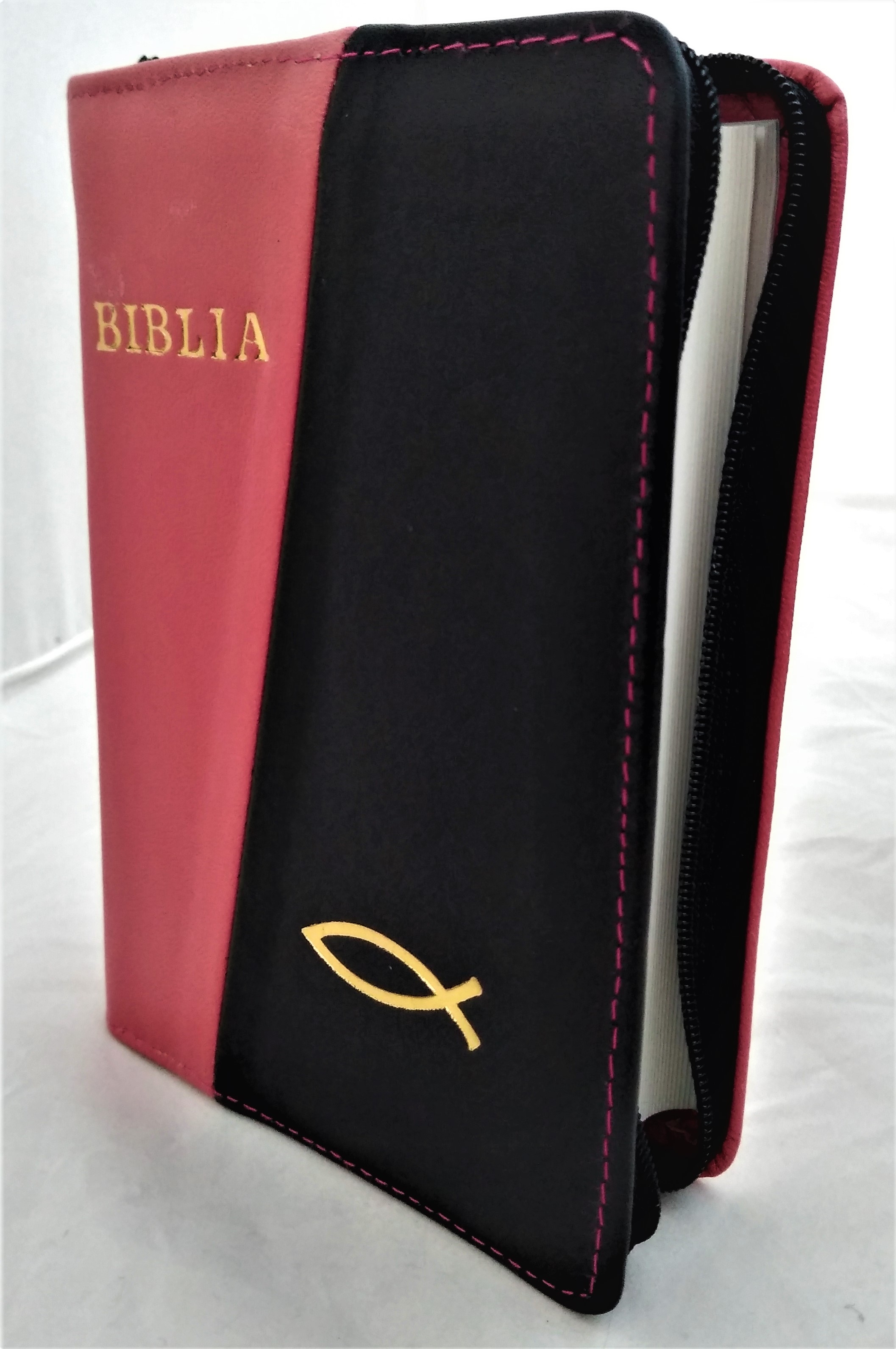Biblie din piele, mica, culoare roz / negru  texturat, fermoar, margini albe, simbolul peste, cuv. lui Isus in rosu [043 PF]