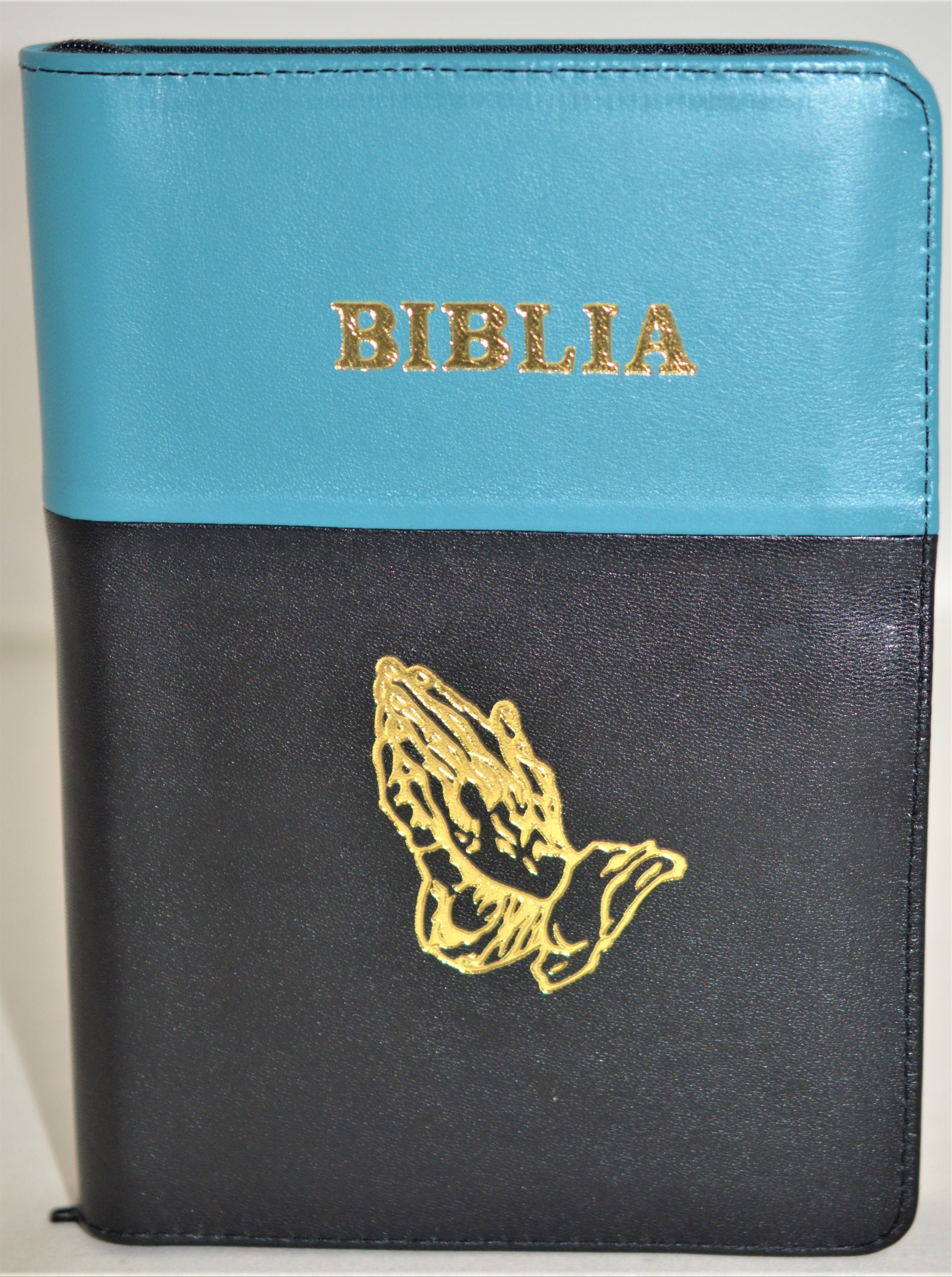 Biblia format mic, din piele, culoare turcoaz cu negru, index, fermoar, margini argintii, simbol maini in rugaciune, cuv. lui Isus in rosu [047 PFI]