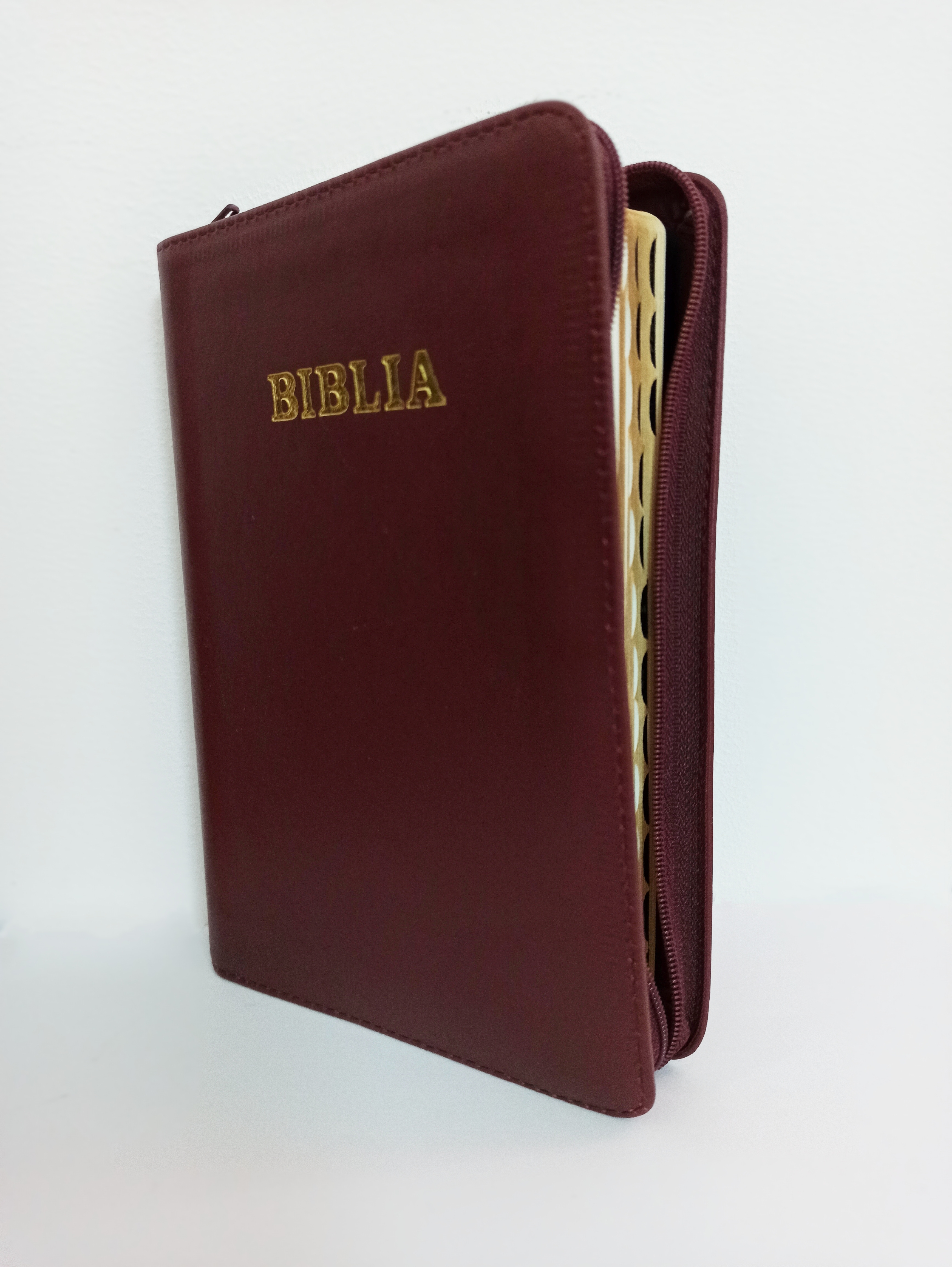 Biblia format mic, din piele, culoare visiniu carmin, index, fermoar, margini argintii, cuv. lui Isus in rosu [047 PFI]