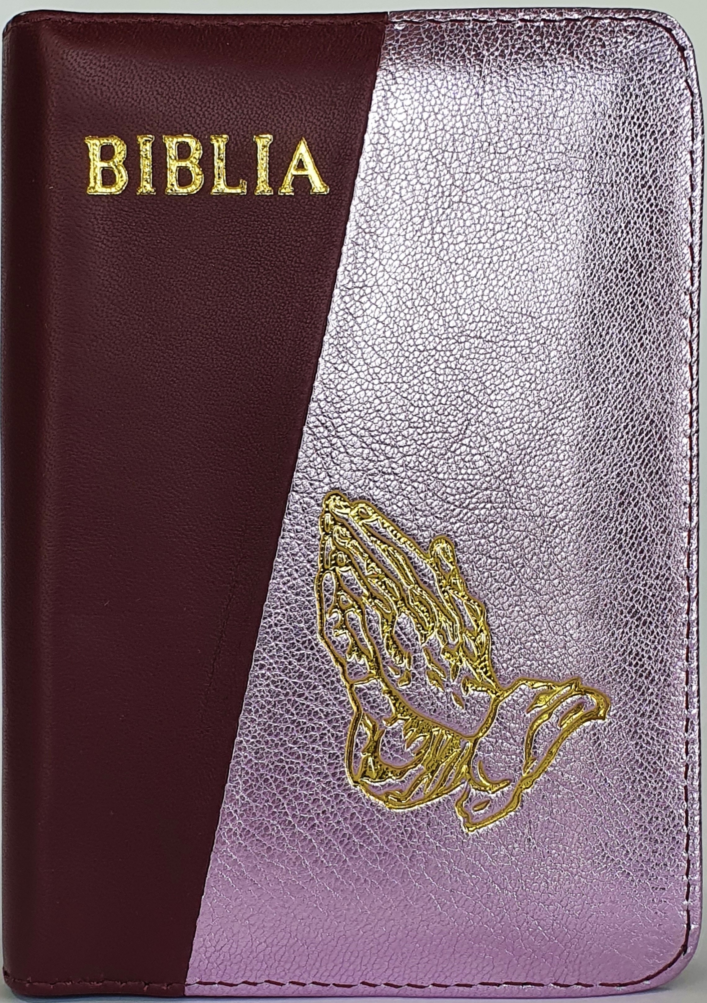 Biblia format mic, din piele, culoare visiniu inchis cu roz sidefat, index, fermoar, margini argintii, simbol maini in rugaciune, cuv. lui Isus in rosu [047 PFI]