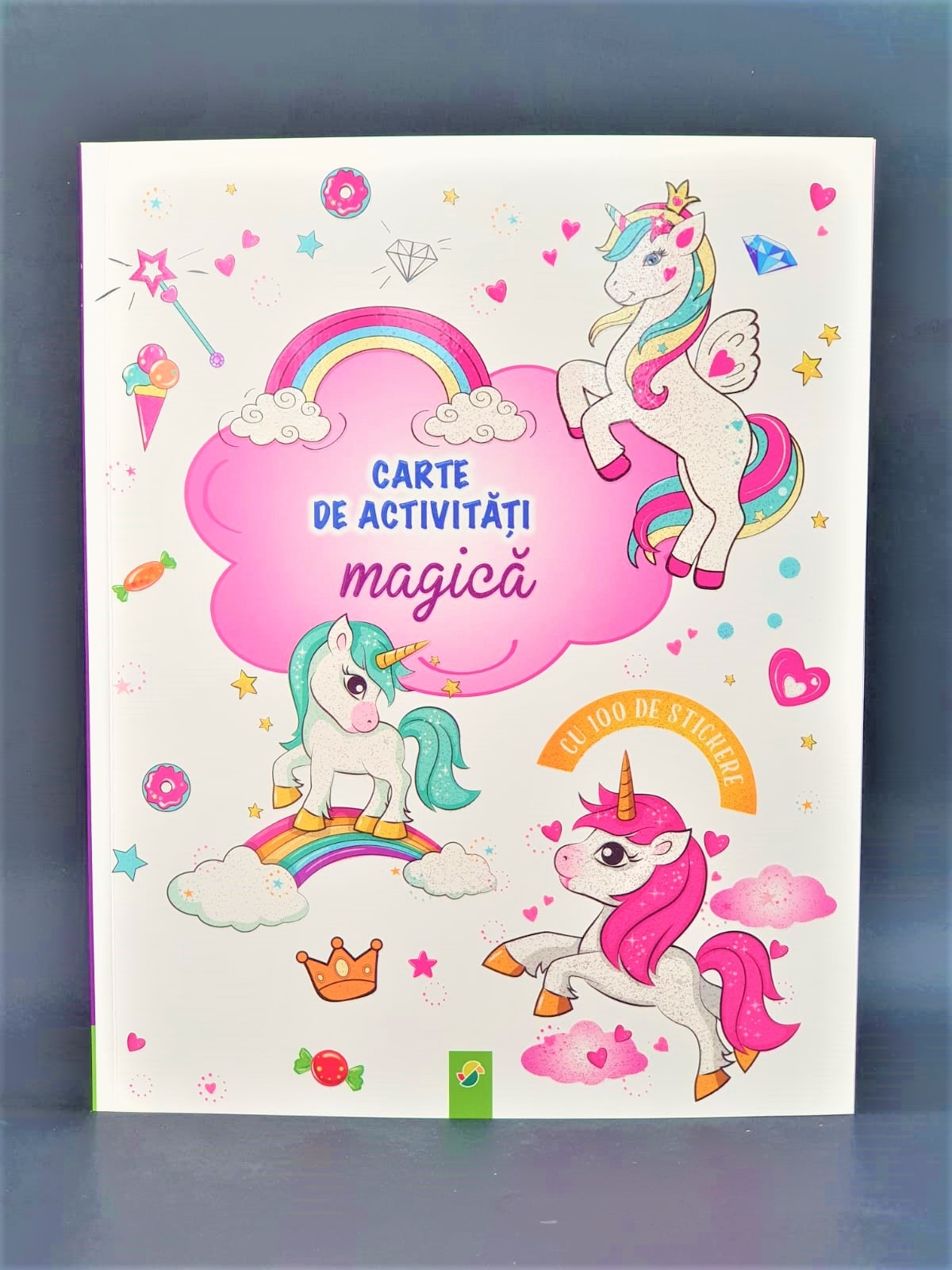 Carte de activitati magica, cu 100 de stickere - Carte cu activitati pentru copii (4+) Carte de activitati magica, cu 100 de stickere - Carte cu activitati pentru copii (4+)