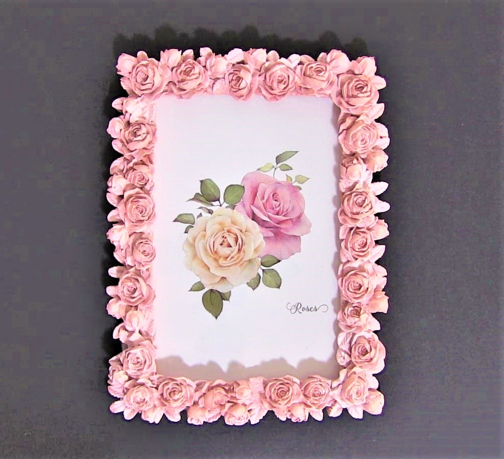 Rama foto roz cu trandafiri (13x15cm) Rama foto roz cu trandafiri (13x15cm)