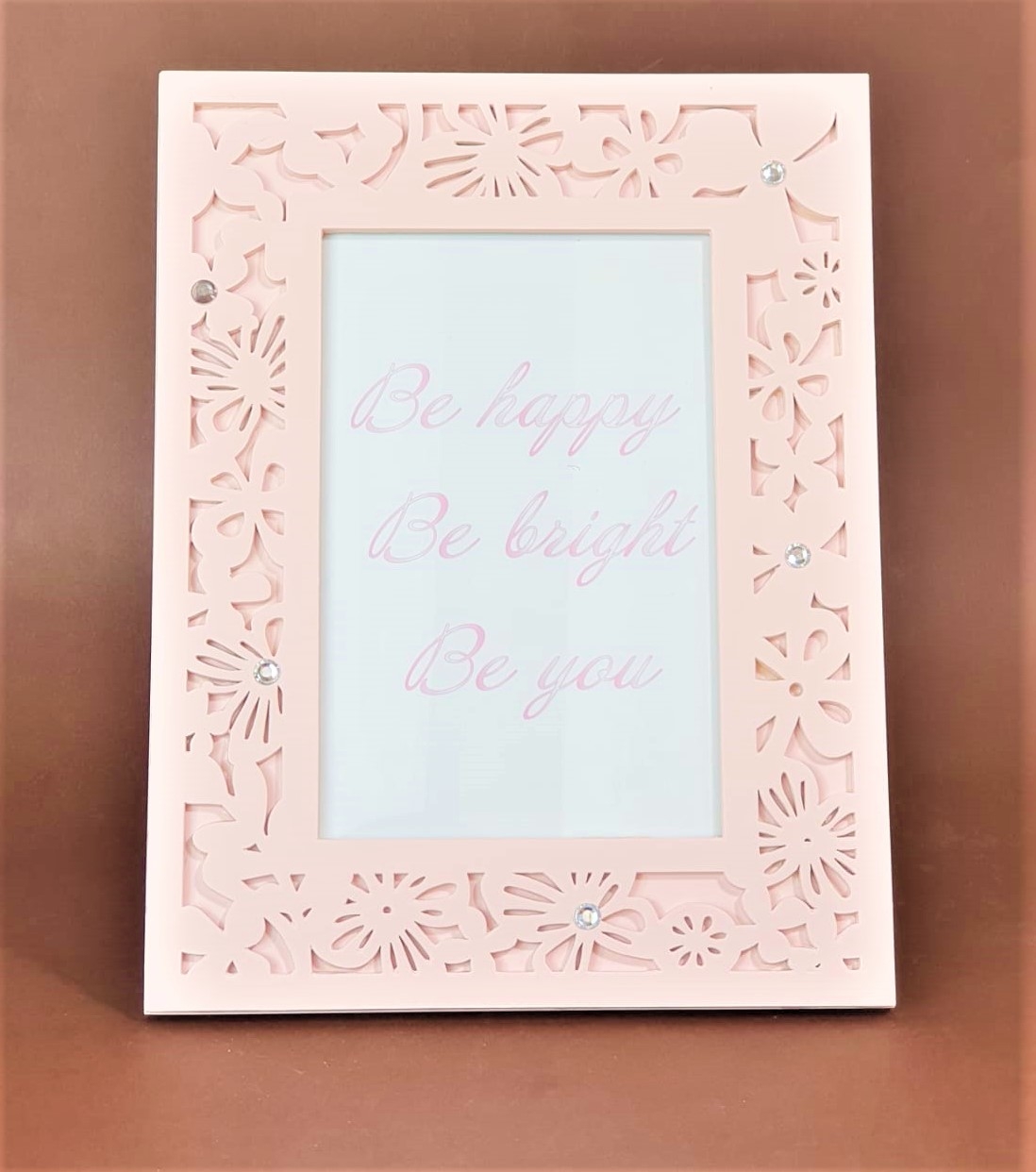 Rama foto din lemn, roz - Model flori - 1 poza de 10x15cm Rama foto din lemn, roz - Model flori - 1 poza de 10x15cm