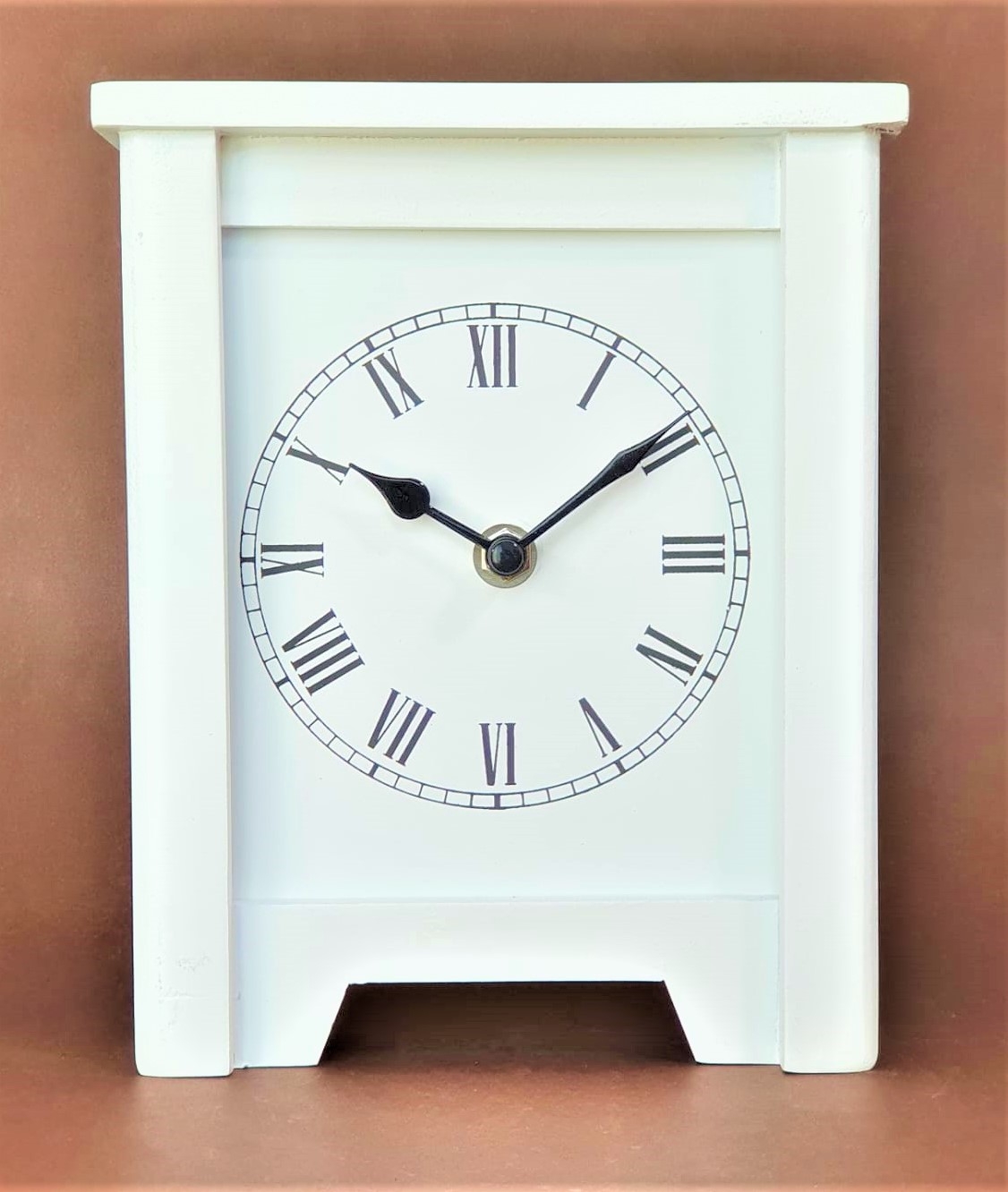 Ceas din lemn, alb - Cifre romane (16x19cm) Ceas din lemn, alb - Cifre romane (16x19cm)