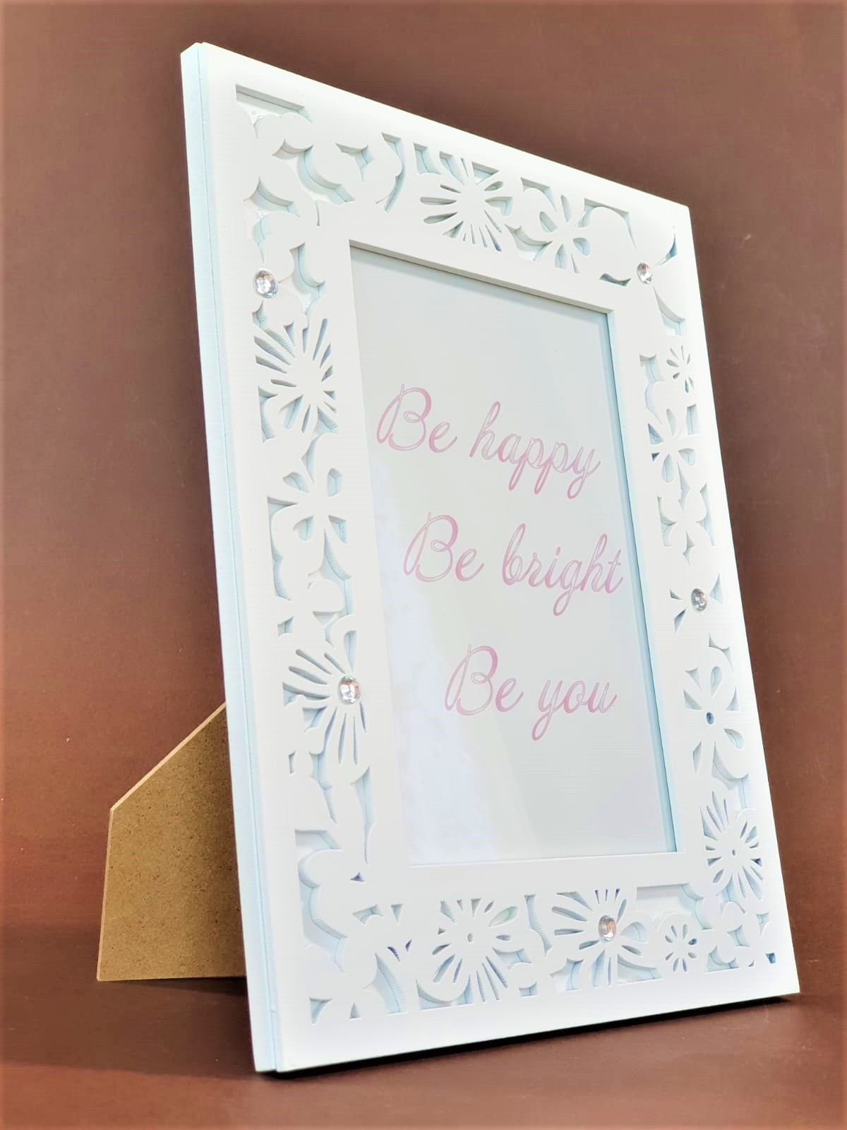 Rama foto din lemn alba - Model flori - 1 poza de 10x15cm Rama foto din lemn alba - Model flori - 1 poza de 10x15cm