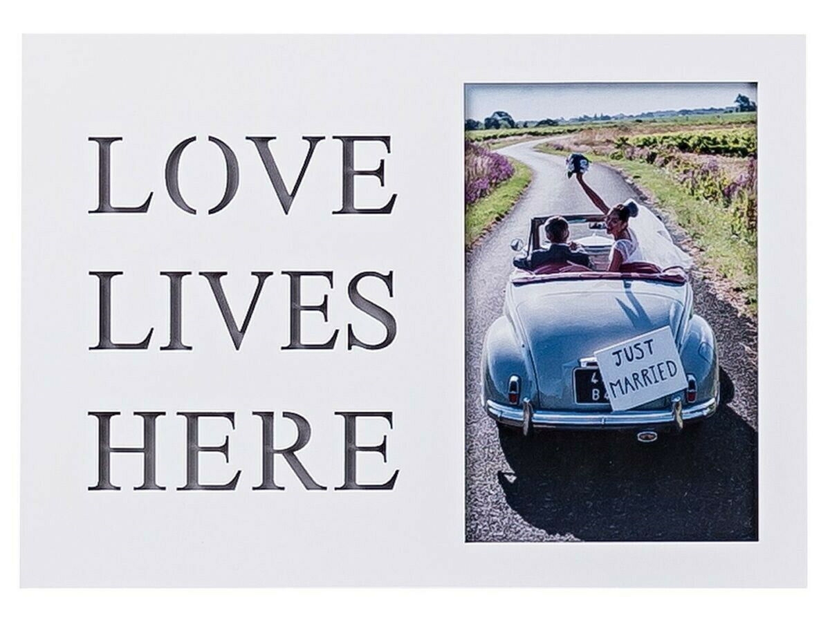 Rama foto din lemn cu led, alba - LOVE LIVES HERE - 1 poza de 10x15cm Rama foto din lemn cu led, alba - LOVE LIVES HERE - 1 poza de 10x15cm