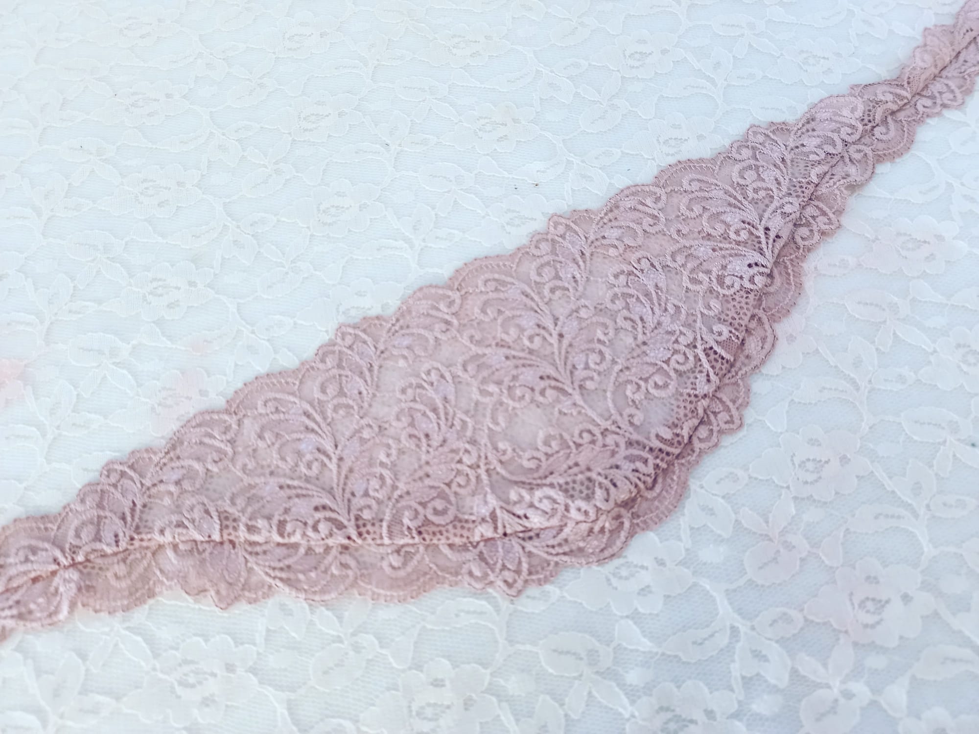 Batic handmade din dantela  - Roz (plamaniu) Batic handmade din dantela  - Roz (plamaniu)