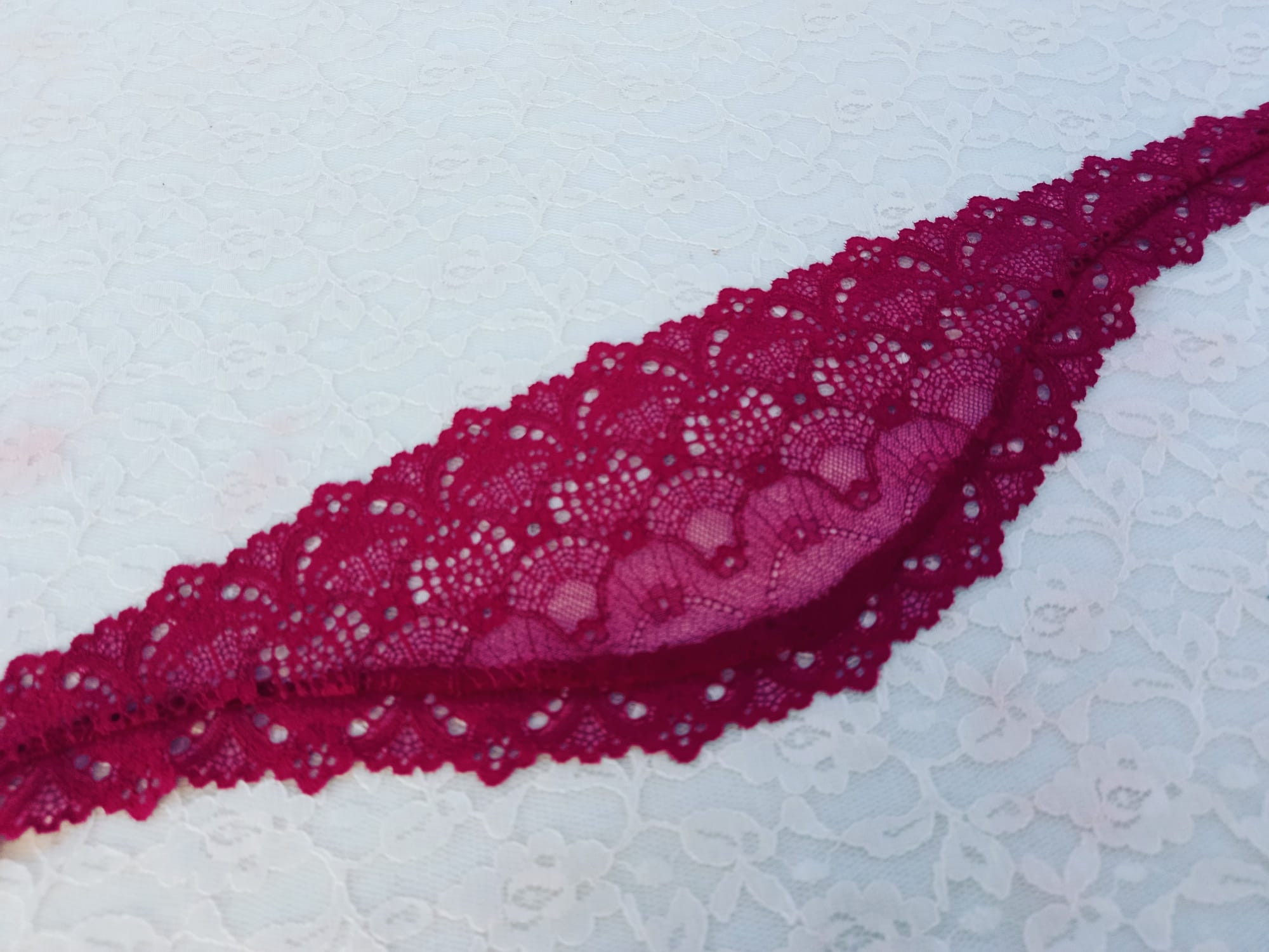 Batic handmade din dantela  - Visiniu Batic handmade din dantela  - Visiniu