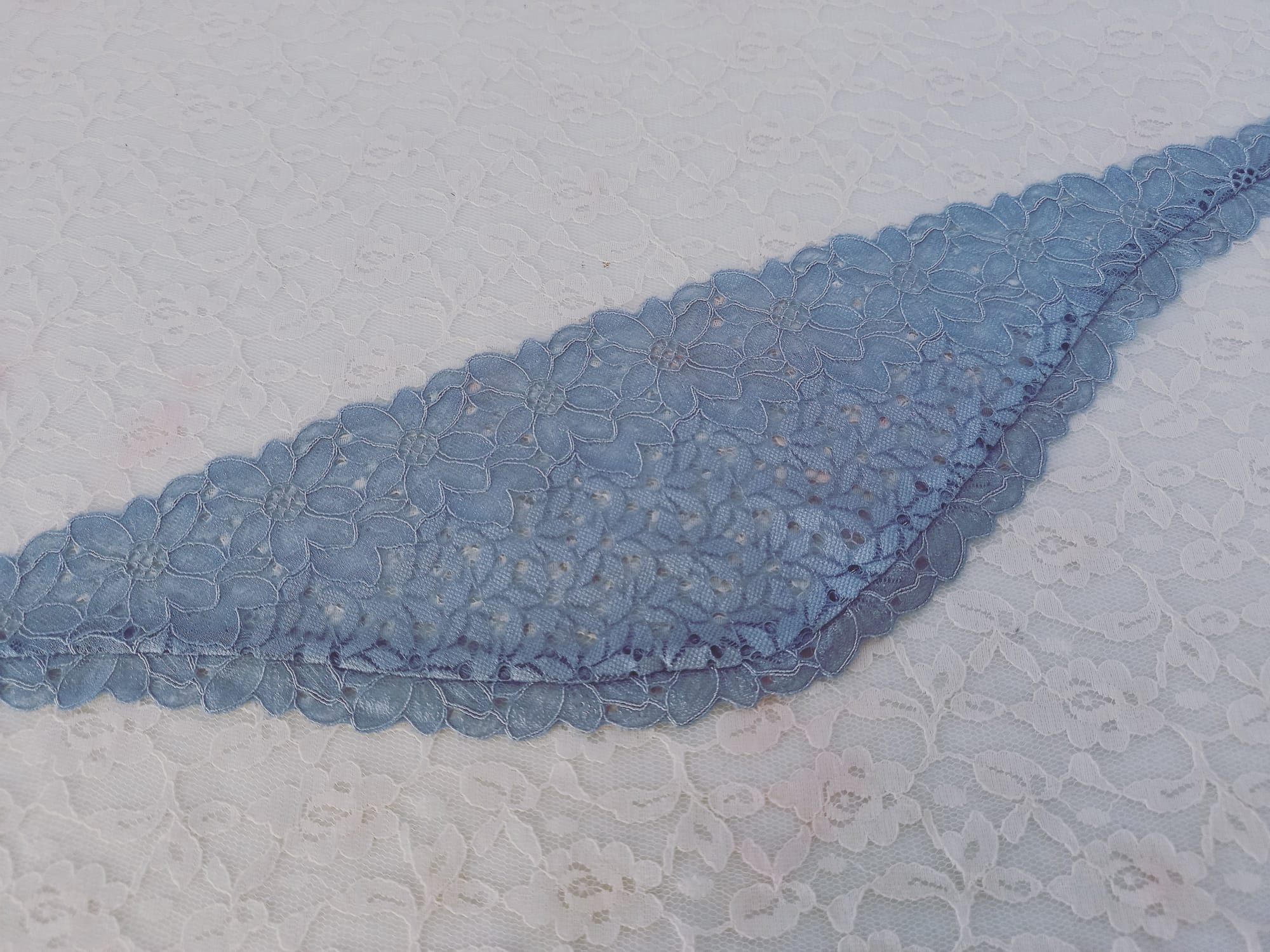 Batic handmade din dantela  - Albastru deschis Batic handmade din dantela  - Albastru deschis