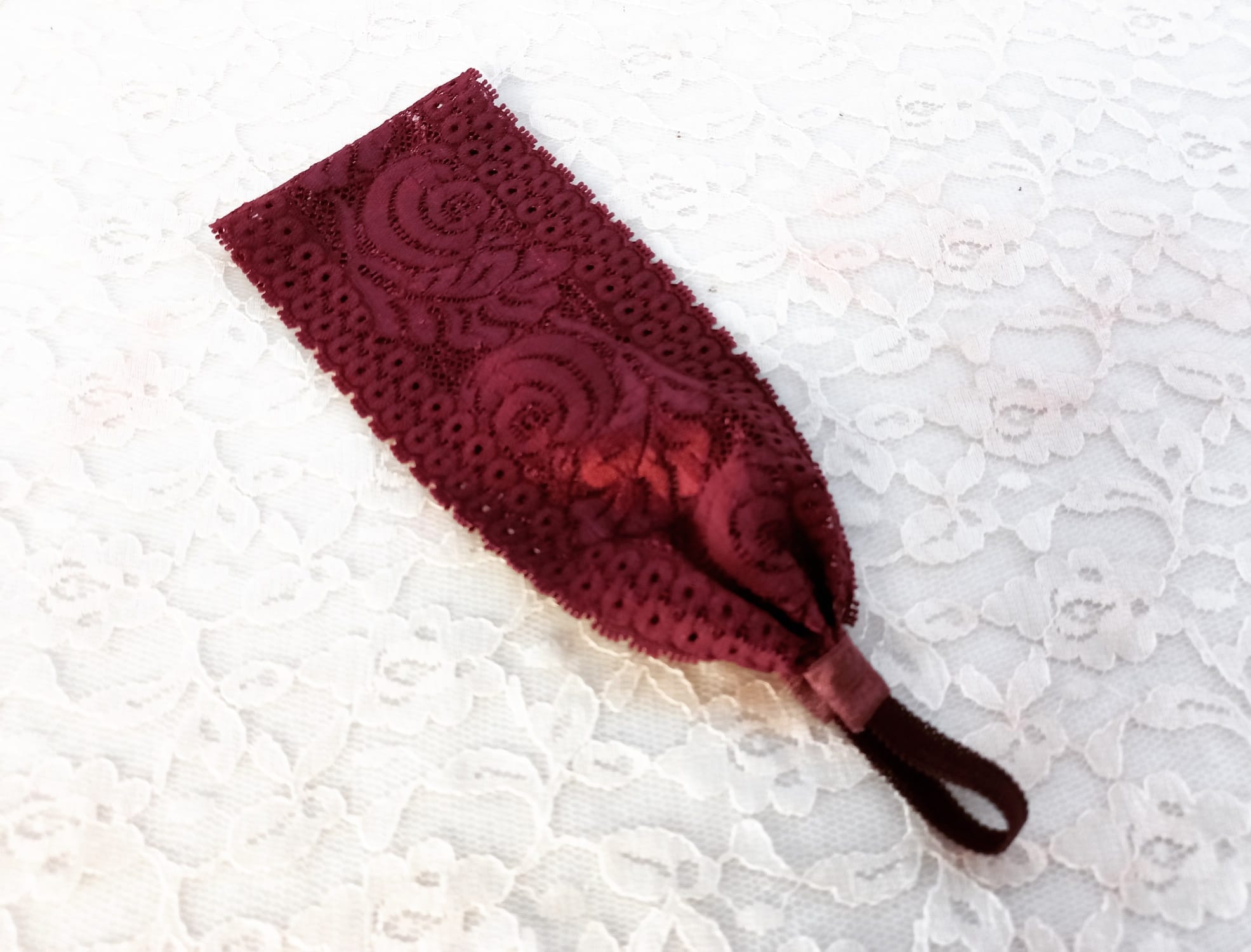 Bentiță handmade din dantela - Visinie