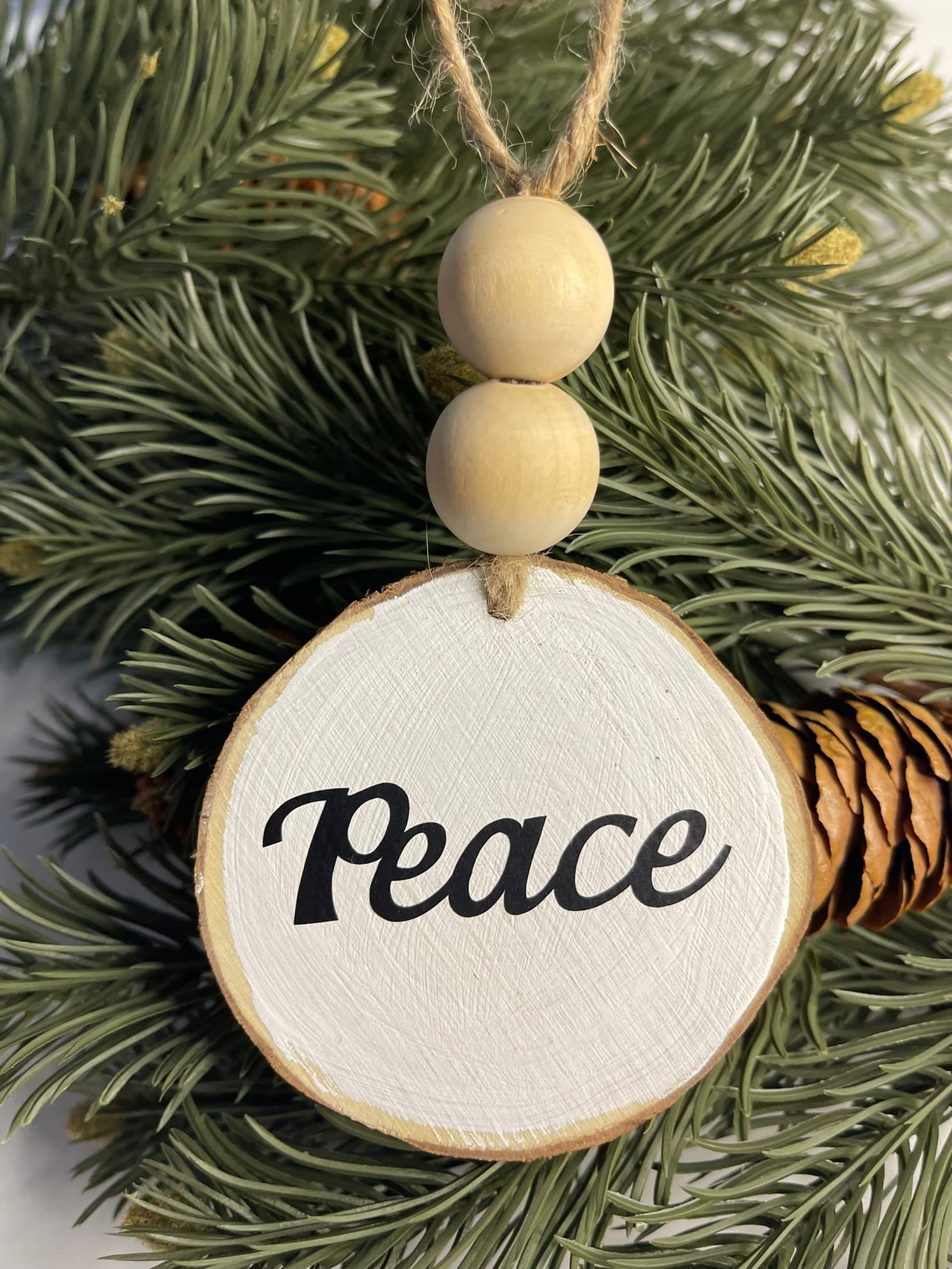 Ornament de Craciun din lemn - Peace (6 cm) Ornament de Craciun din lemn - Peace (6 cm)