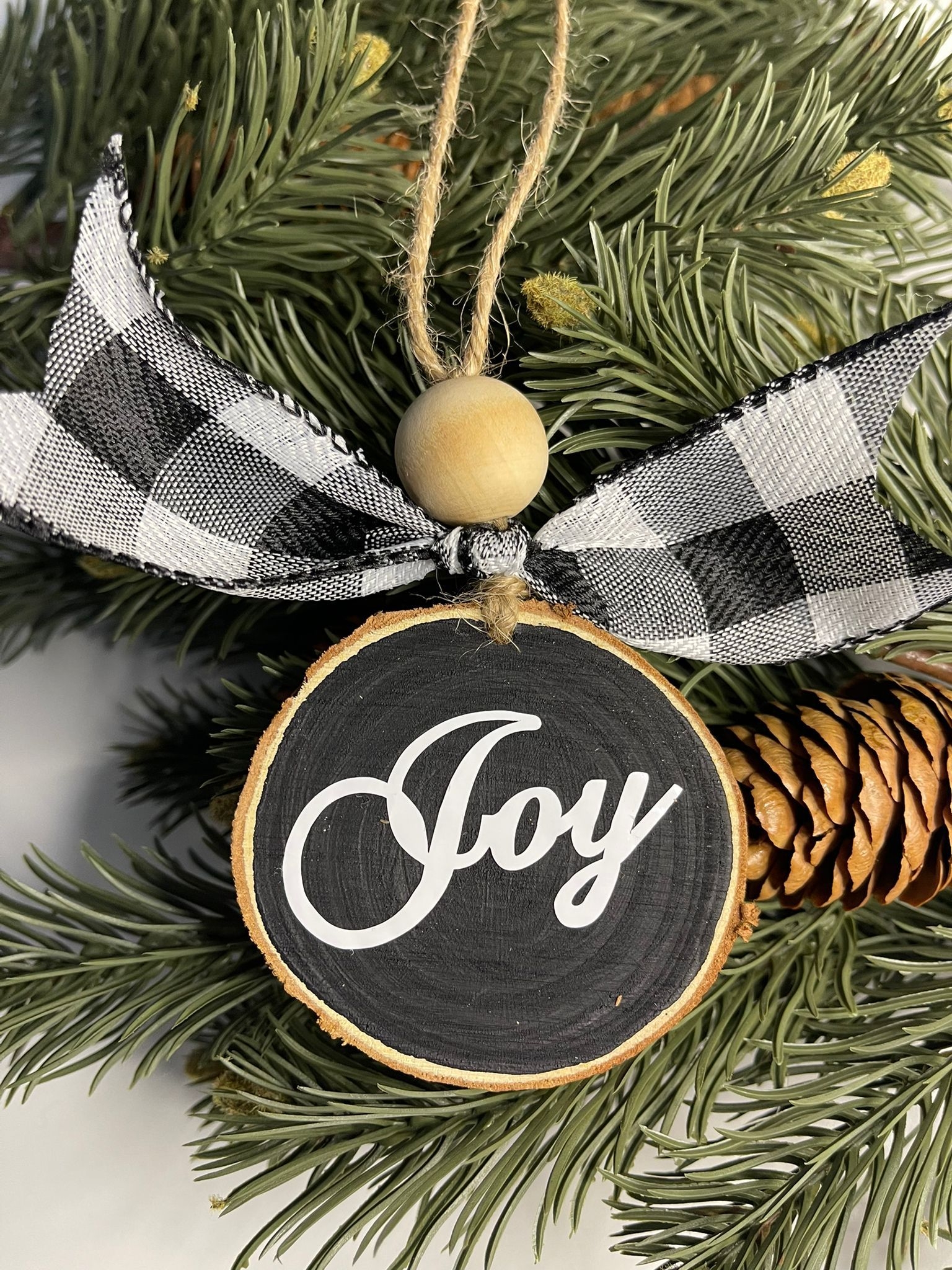 Ornament de Craciun din lemn - Joy (6 cm) Ornament de Craciun din lemn - Joy (6 cm)