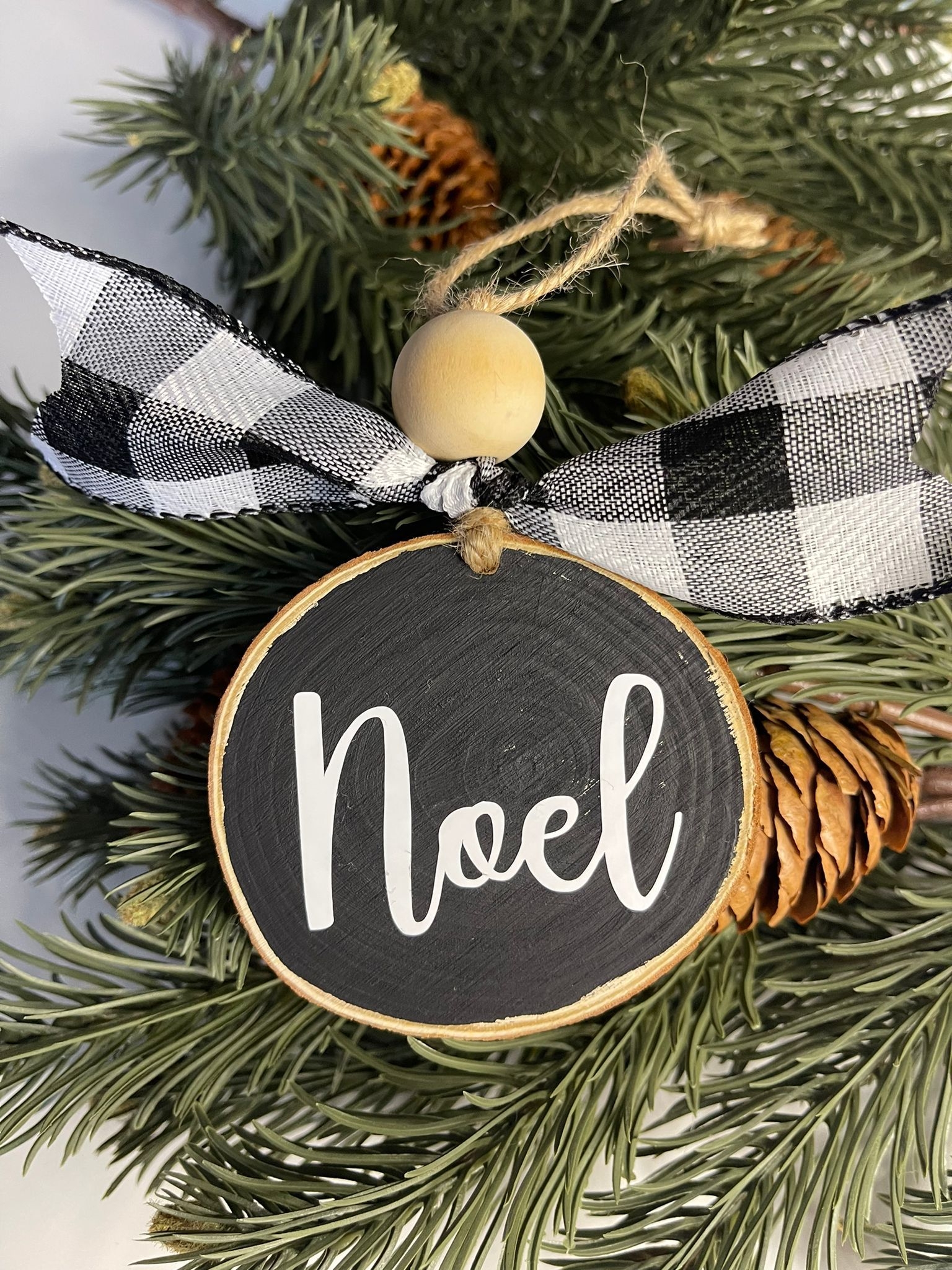 Ornament de Craciun din lemn - Noel (7 cm) Ornament de Craciun din lemn - Noel (7 cm)