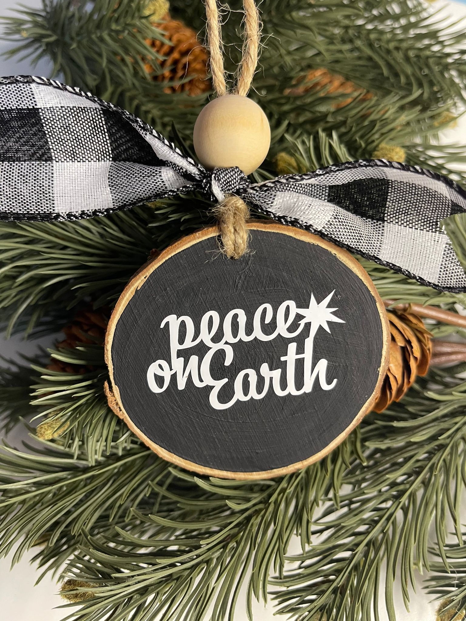 Ornament de Craciun din lemn - Peace on Earth (7 cm) Ornament de Craciun din lemn - Peace on Earth (7 cm)