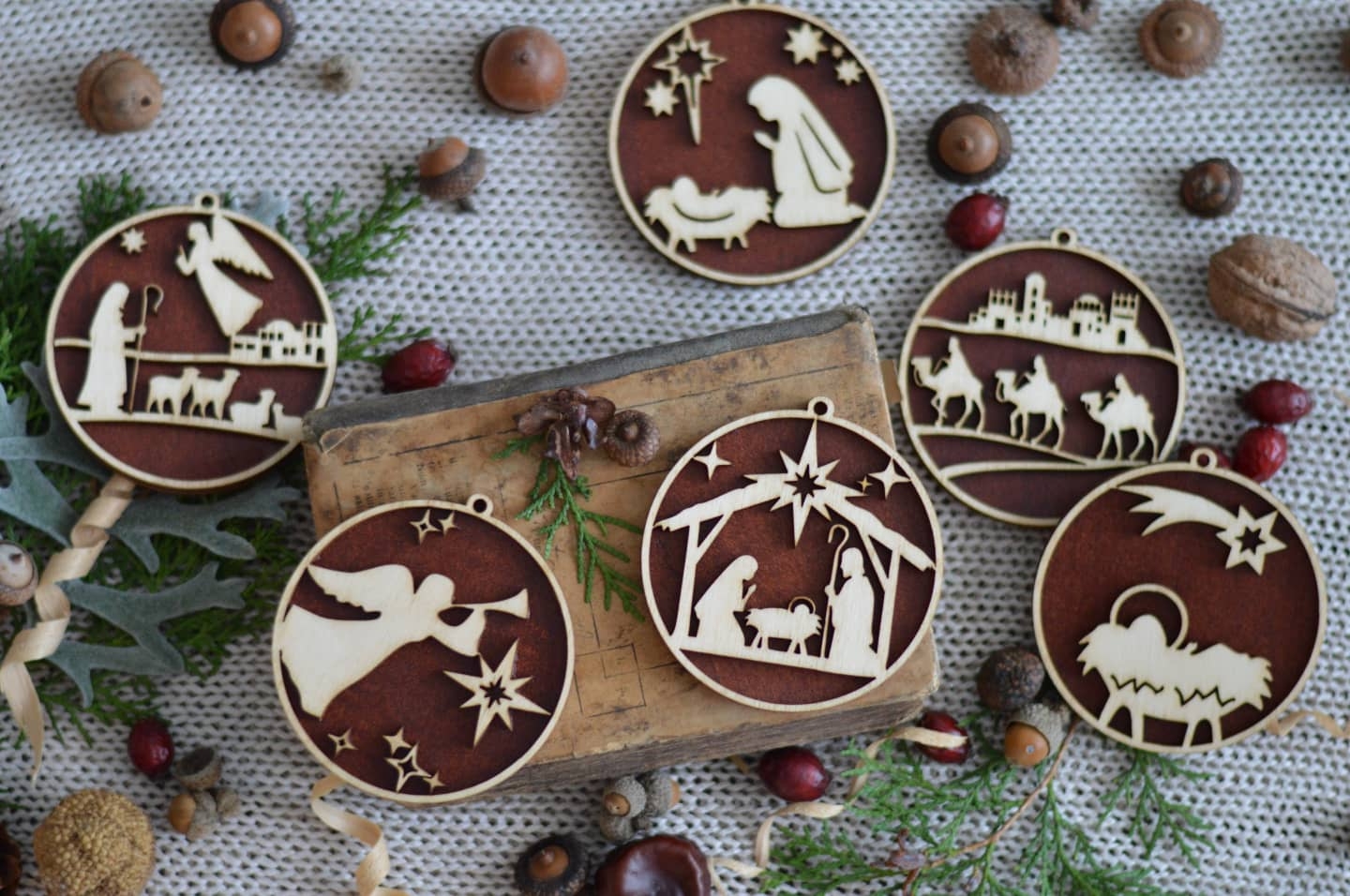 Set de 6 globuri ornamentale de Craciun, din lemn, cu diametrul de 8 cm Set de 6 globuri ornamentale de Craciun, din lemn, cu diametrul de 8 cm