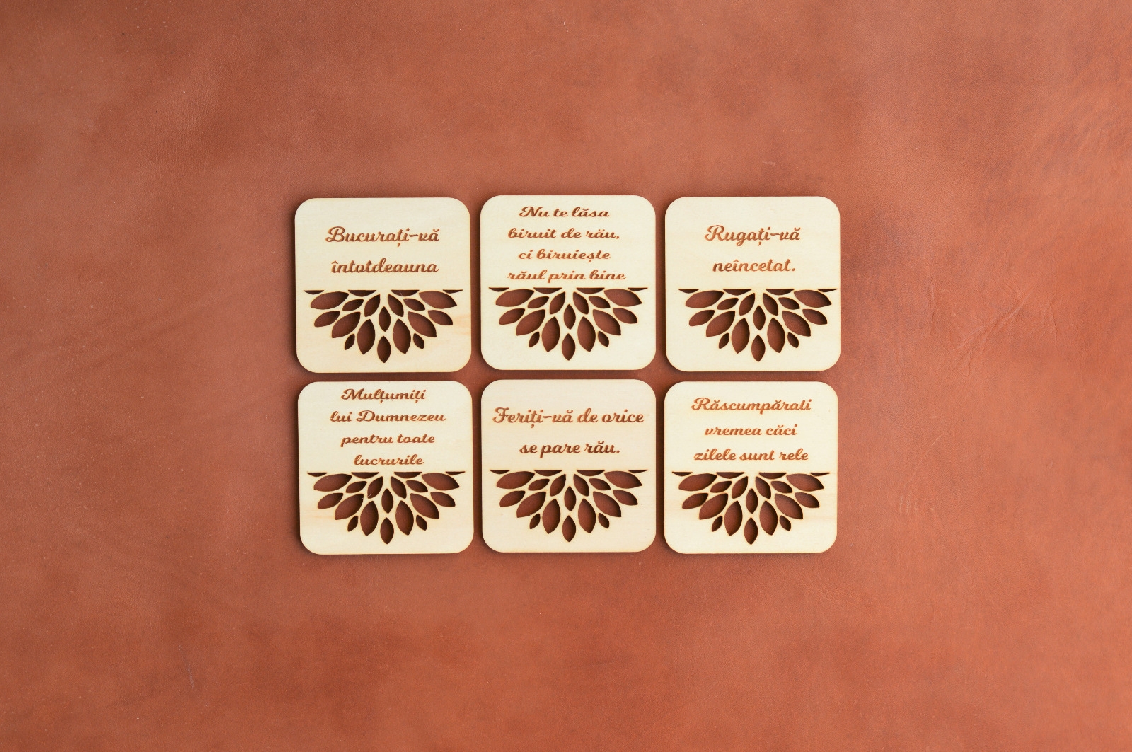 Suport de pahare/cani, din lemn, cu mesaj crestin - Set 6 buc. Suport de pahare/cani, din lemn, cu mesaj crestin - Set 6 buc.