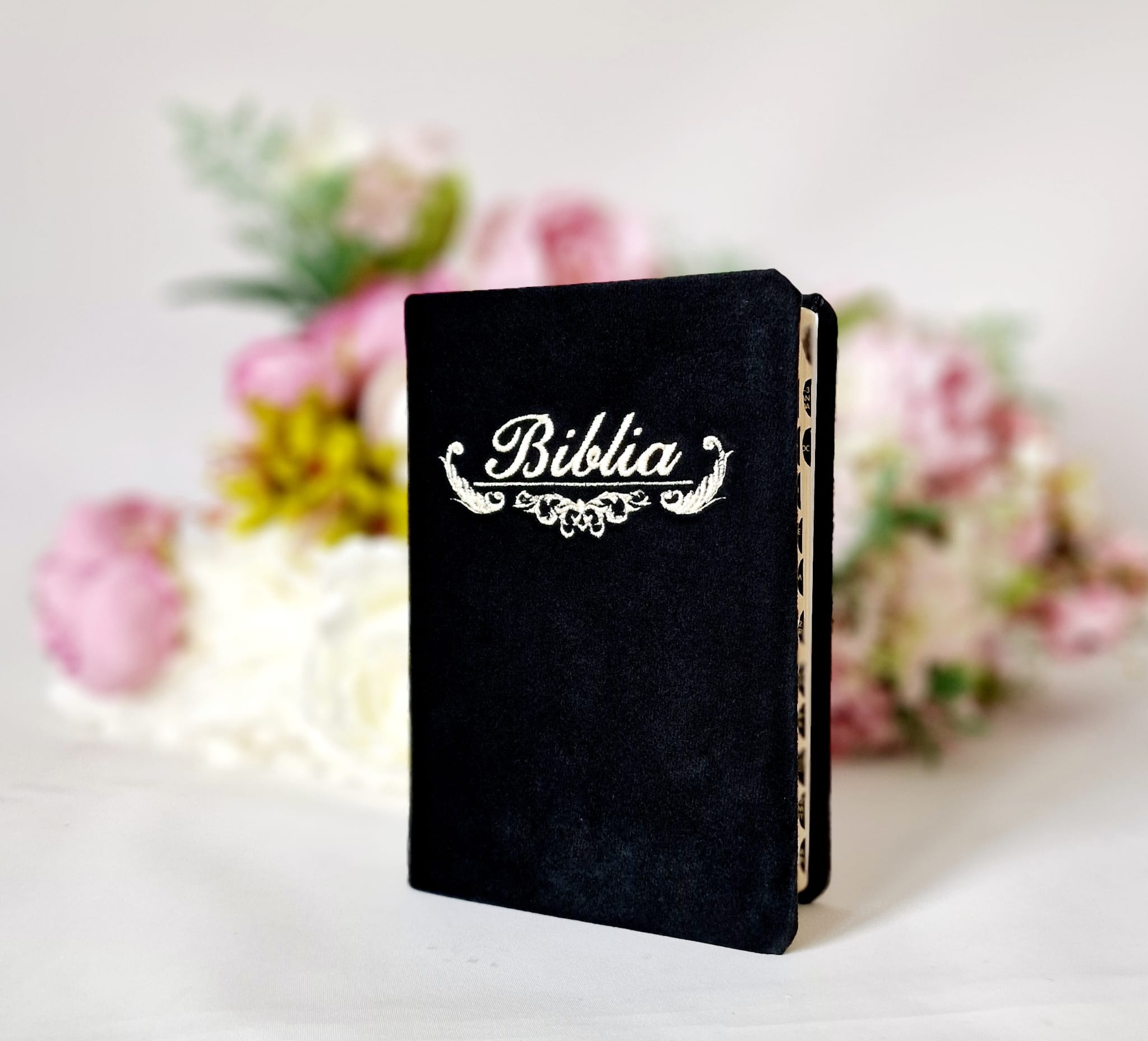 Biblia handmade, model 30, coperta de catifea, flexibila, marime medie, margini aurii, index, cuv. lui Isus cu rosu [SI 057 CAT]