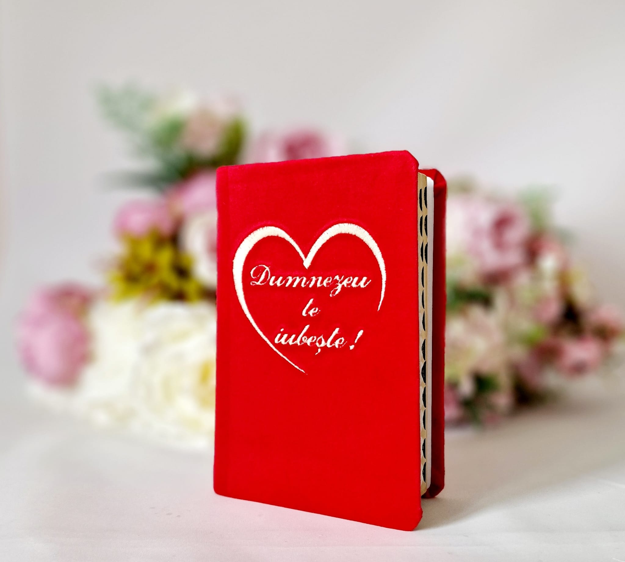 Biblia handmade, model 31, coperta de catifea, flexibila, marime medie, margini aurii, index, cuv. lui Isus cu rosu [SI 057 CAT]