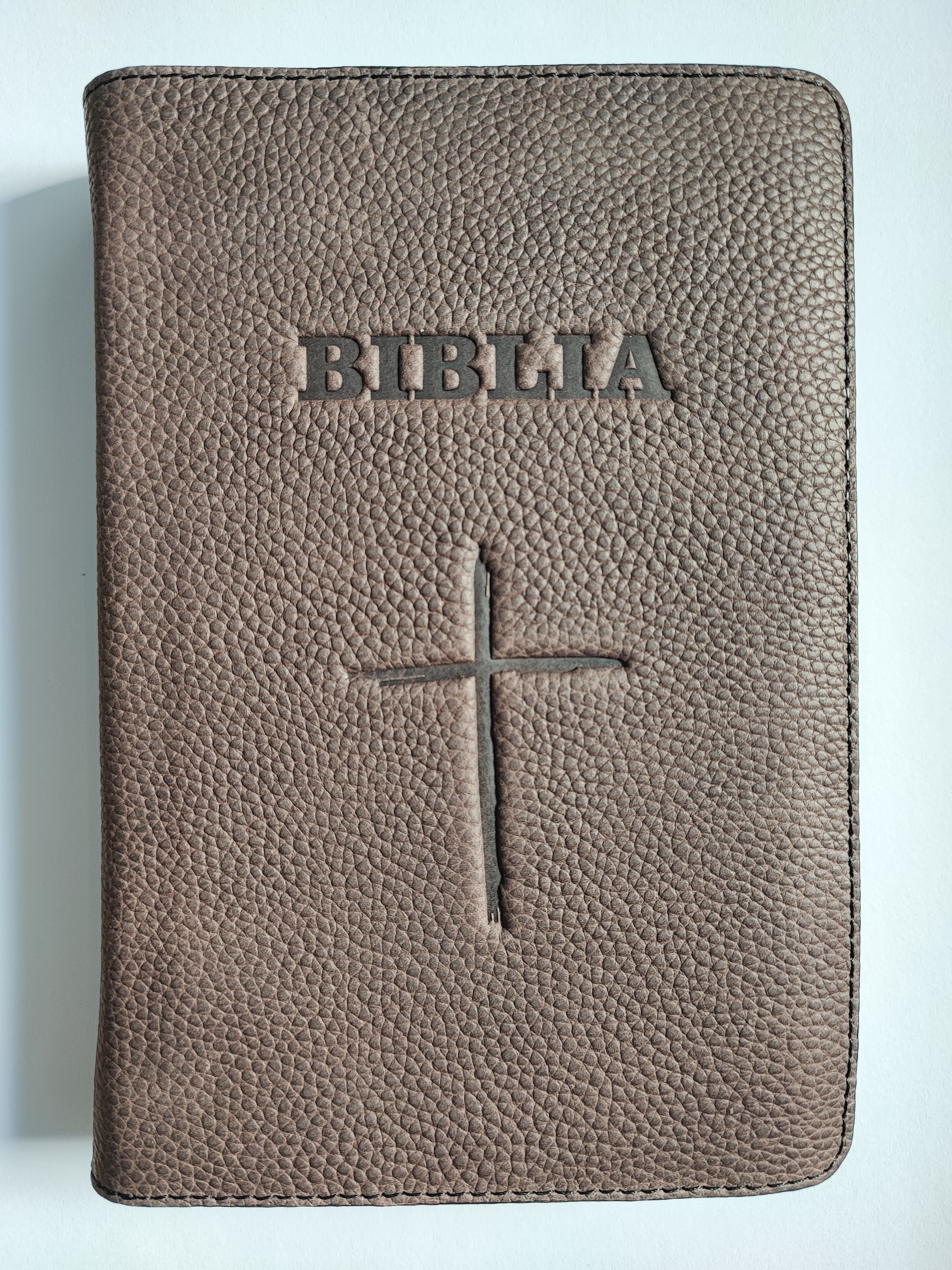 Biblie din piele handmade, marime medie, maro închis, simbol cruce, fara fermoar, index, margini aurii, cuv. lui Isus cu rosu [057 I]