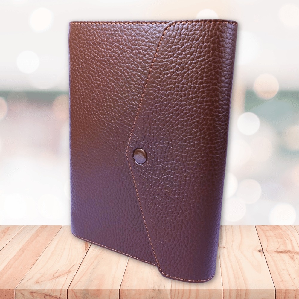 Biblia marime medie, maro, piele, inchidere clapeta cu capsa 2, margini aurii, index, cuv. lui Isus cu rosu [MAR 057 PCI]