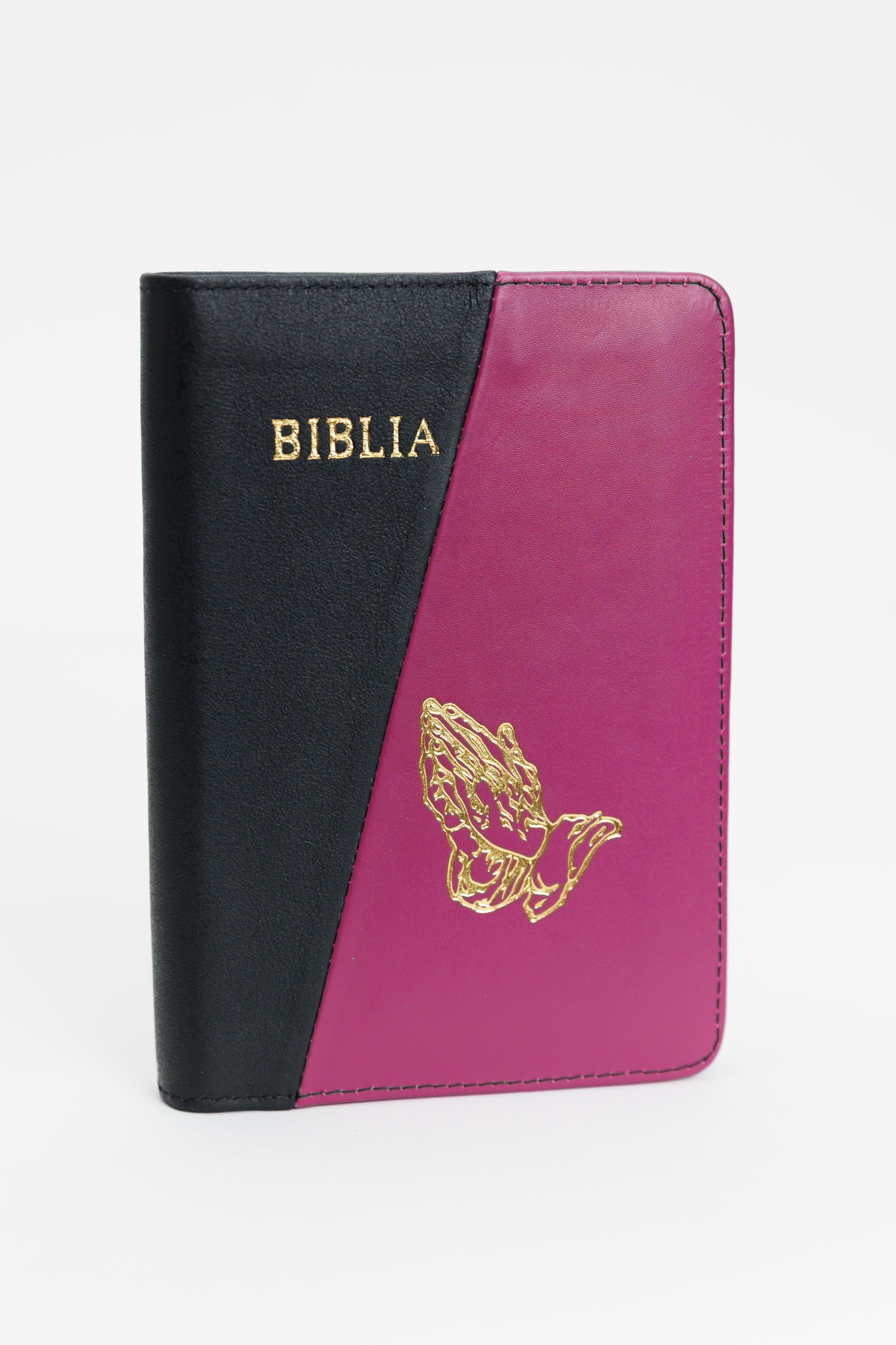Biblie din piele, marime medie, culoare, negru cu magenta, simbol maini in rugaciune, fermoar, index, margini aurii, cuv. lui Isus cu rosu [SB 057 PFI]