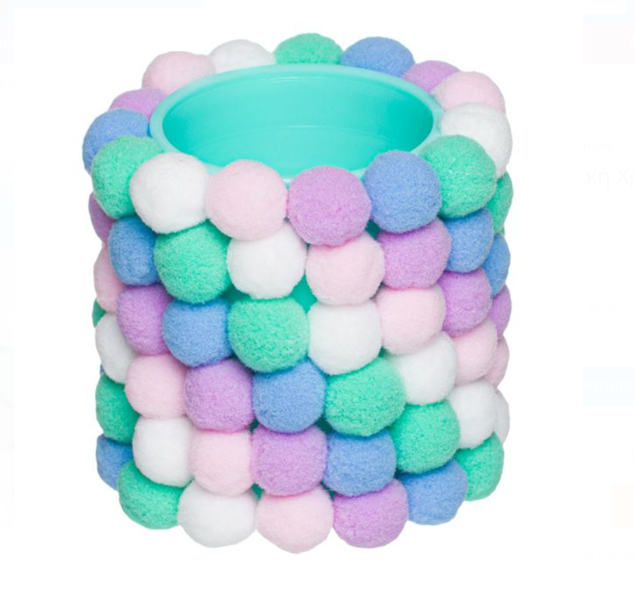 Suport de pixuri din plastic - pompon colorați lipiți la exterior (10x10 cm) Suport de pixuri din plastic - pompon colorați lipiți la exterior (10x10 cm)